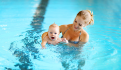 婴幼儿游泳竟然存在健康隐患，降低游泳池＂氯＂伤害该怎么做？