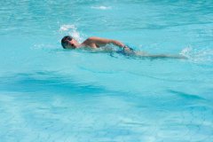 经常在含氯游泳池中游泳会对身体造成伤害吗？