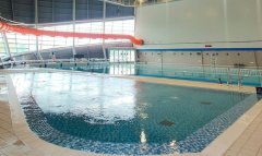 如何利用低氯水处理技术实现泳池水质健康洁净？